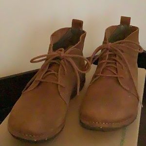 El Naturalista tie up ankle boot.  Size 7.5